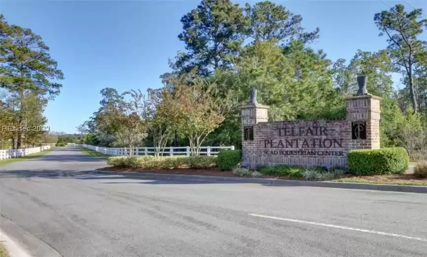 Entrance off of Speedway Blvd. (Hwy 17)