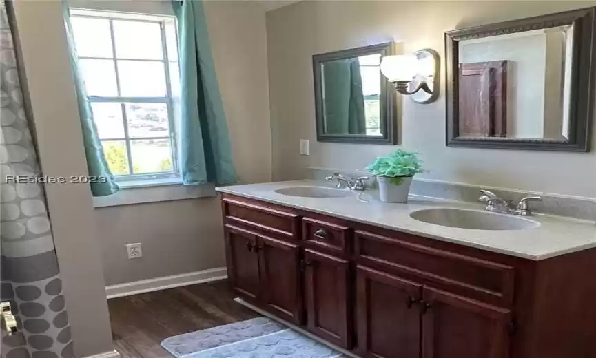 No skimping on family or guest with this upstairs full bath. Dual sinks and spacious tub shower combination.