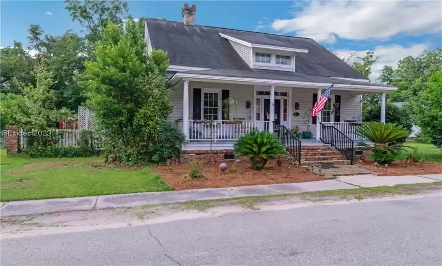 4 beds, 3 full baths, and a detached 1600 sqft 6-bay garage with an outdoor kitchen - this home is a heart-stealer.