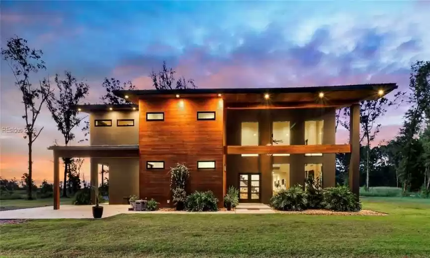 HARDCOAT STUCCO AND JOINTED CYPRESS SIDING. BLOCK AND STEEL CONSTRUCTION W/2X8 WALLS UNDER A METAL ROOF.