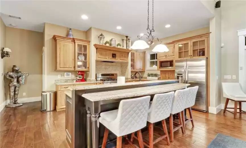 Eat in kitchen island with bar stool area.