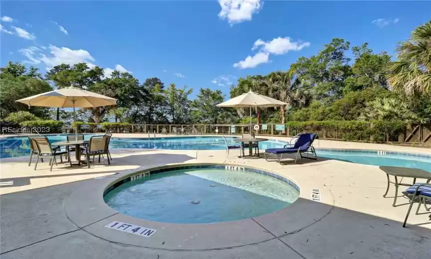 Community Pool/Jacuzzi/Children's Pool