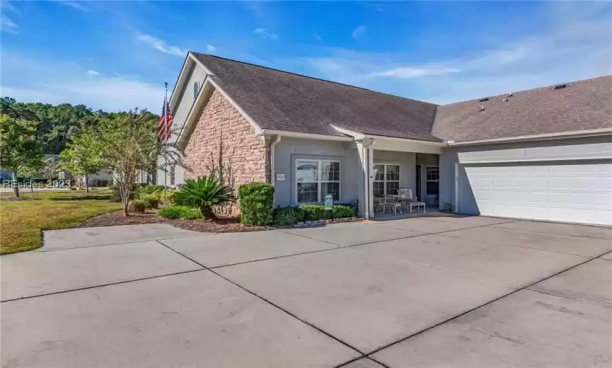 1715 Abbey Glen Way is a 3BR, 2.5BA Oconee Model Condominium that features 2,131 sq ft of superb living space all on one level and an oversized two car garage with room for work shop and golf cart.