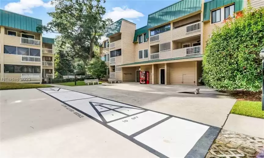 Shuffleboard court