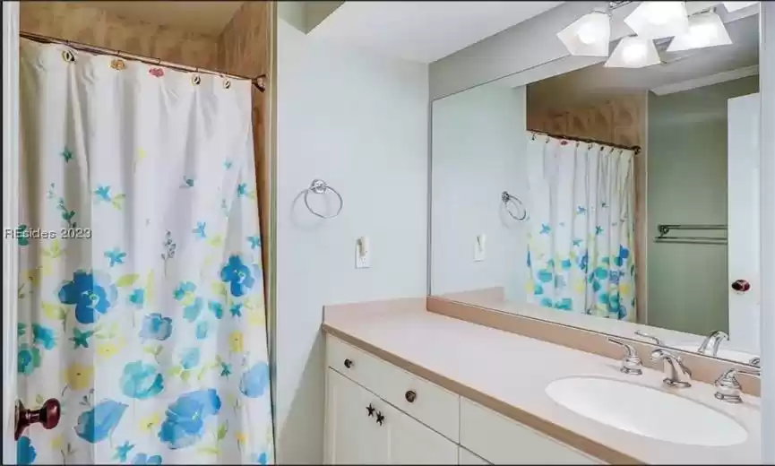Bathroom with tiled shower/bath and large vanity
