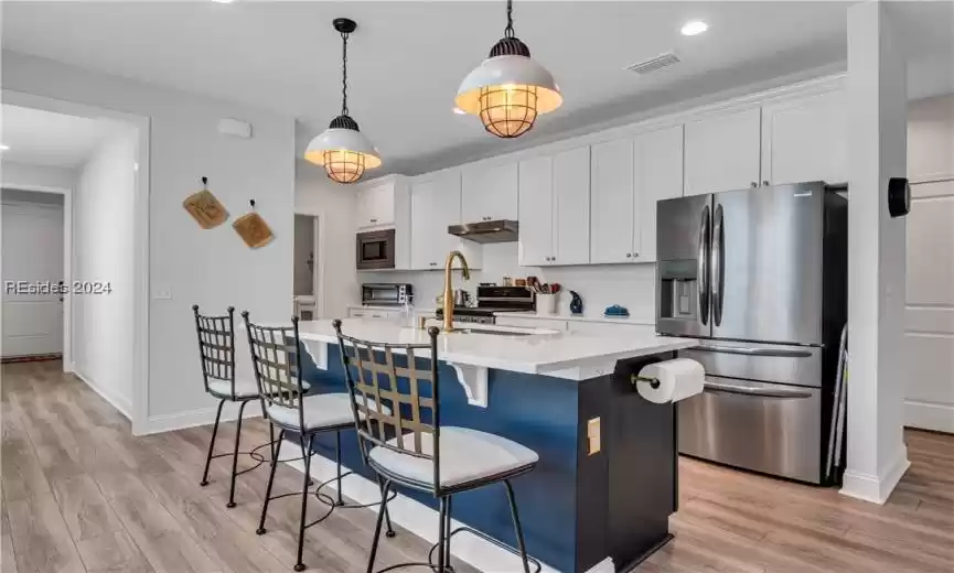 Breakfast Bar w stylish pendant lights.