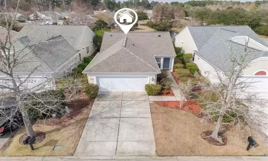 Perfectly placed on Biltmore Drive, 4 Biltmore Drive offers a wonderful view and excellent layout, too!