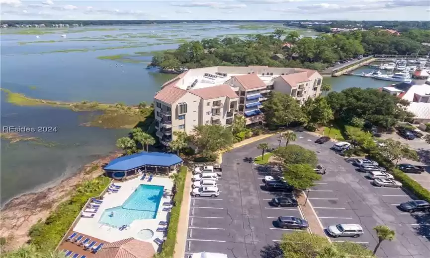 The views from the swimming pool and hot tub are unparallelled.