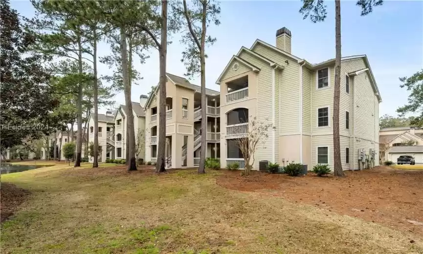 Top right of the this building is the 2 bedroom 2 bath condo of F38- Garage G91 is in the background.
Both of these buildings have new roofs.