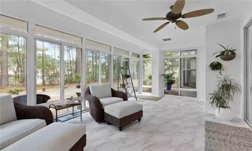 Sunroom / solarium with ceiling fan