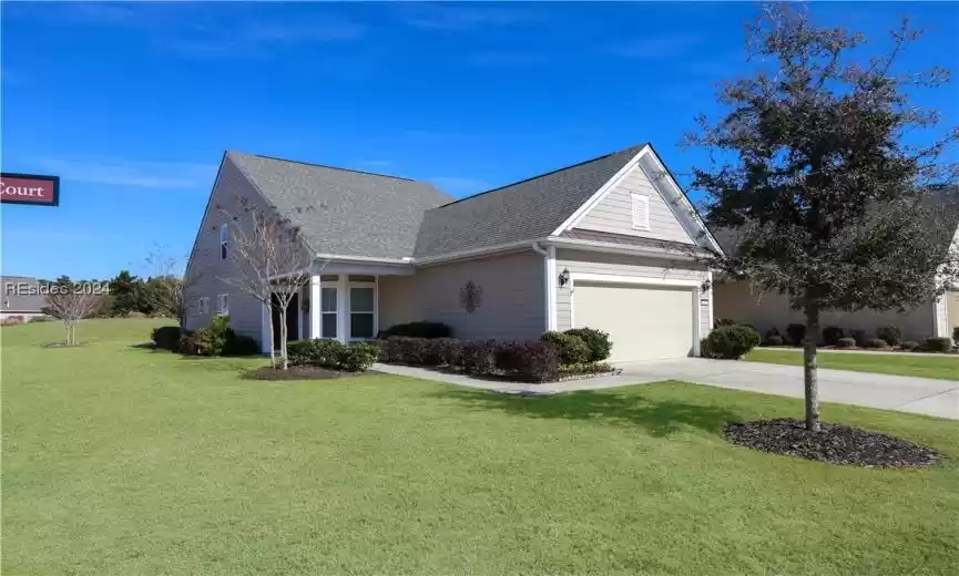 This Taft Street Loft home will wow you when you see it in person. Spring is on its way in South Carolina.  Come to enjoy beautiful Sun City Hilton Head which has more than $100 million of amenities!