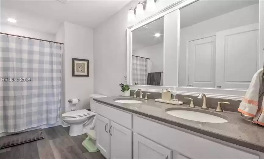 UPSTAIRS BATH2