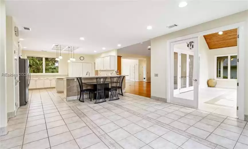 Eat in Kitchen - Bar area for quick and easy meals and snacks.
