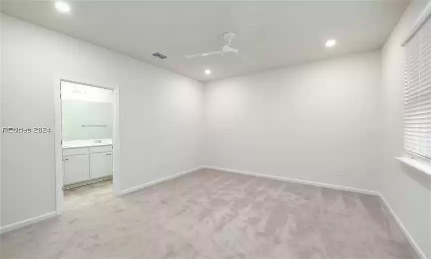 Charming and spacious!
Cul-de-sac location!