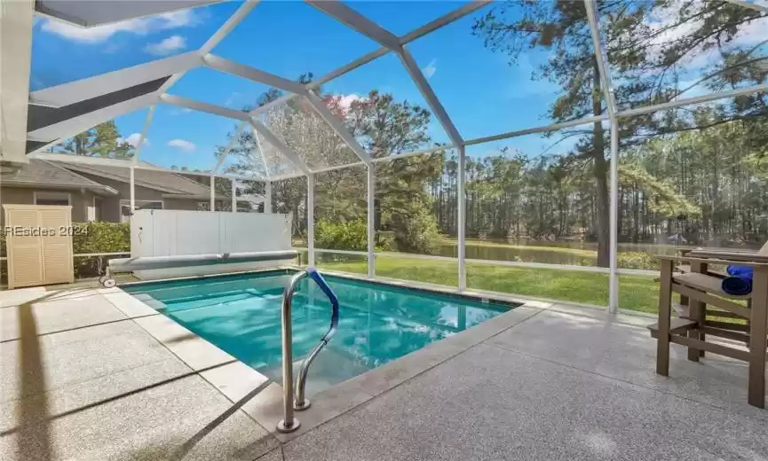 Heated screened pool with retractable cover