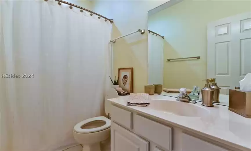 Full hall bath
