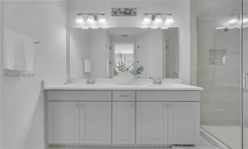 Double vanities & quartz counters
