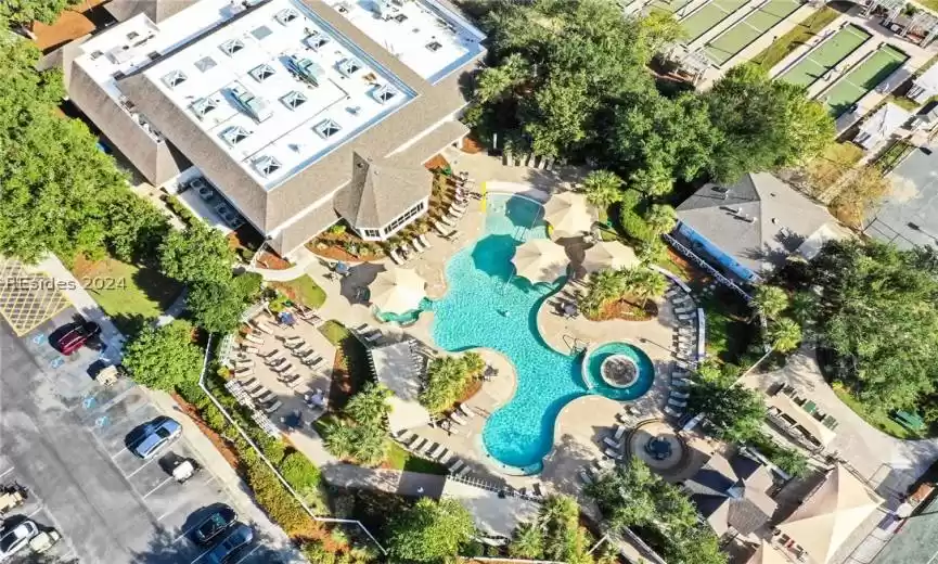 More views of the amenities