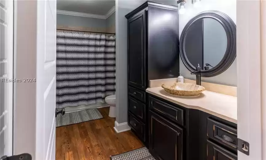 First floor full guest bathroom.