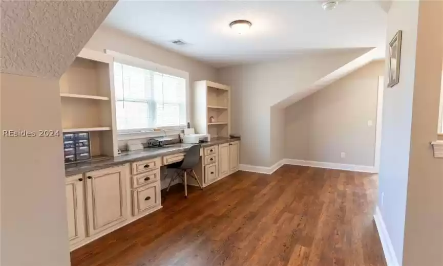 Loft/office between two bedroom.