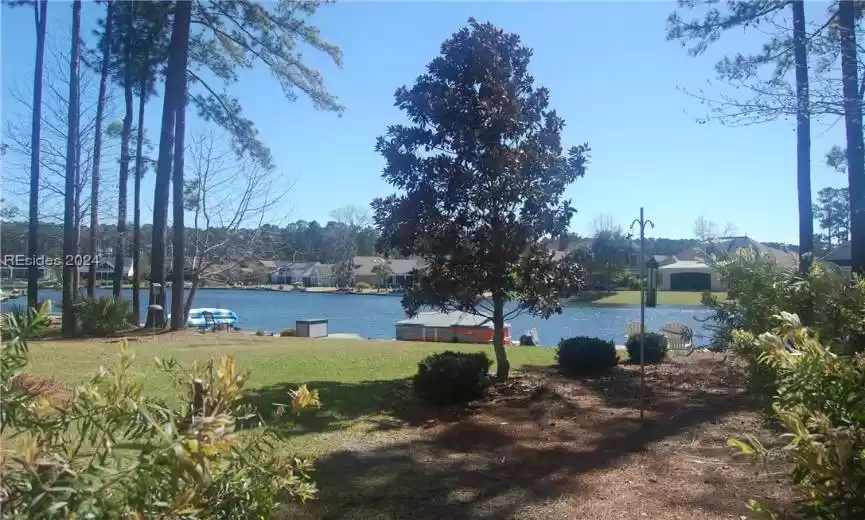 Overlooks the sterling Hampton Lake with over 200 acres of interconnected Lake for exploring via kayak or boat.