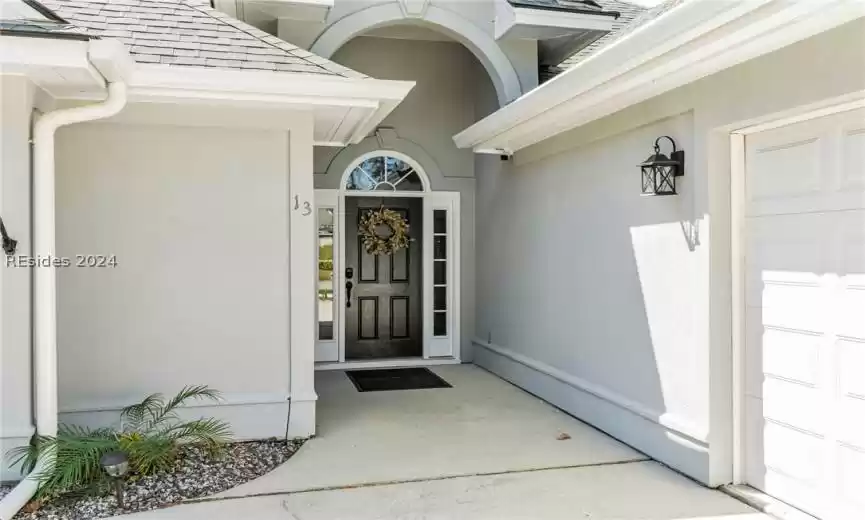 Attractive entry way and door with surround transom glass. (New roof in 2020).