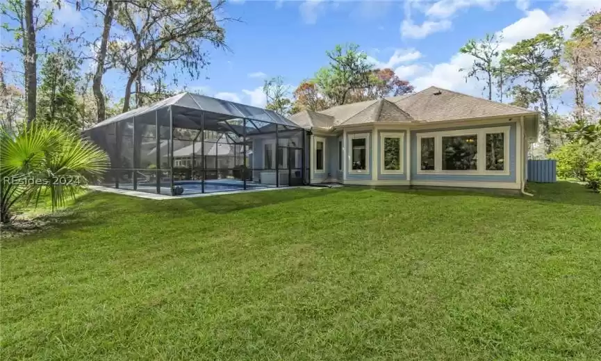 Another view out back. Note the concrete perimeter around the pool ... superb construction.