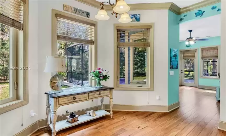 Another look at the dining area off the kitchen ... very appealing, plenty of natural light.
