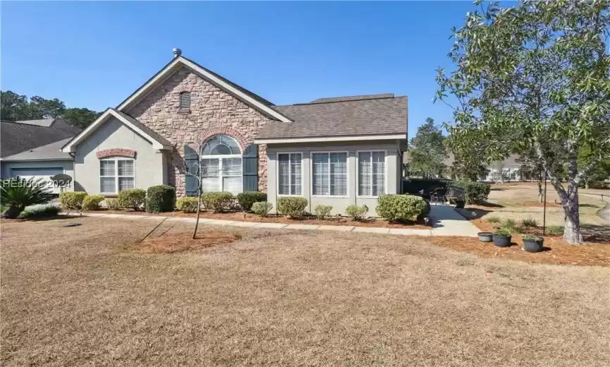 View of front facade featuring a front yard