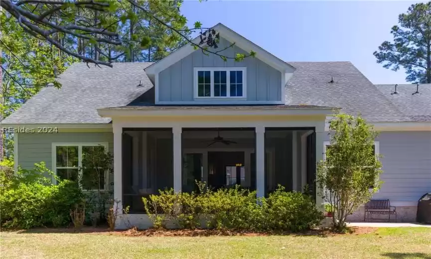 View of front of property featuring a front yard and ceiling fan