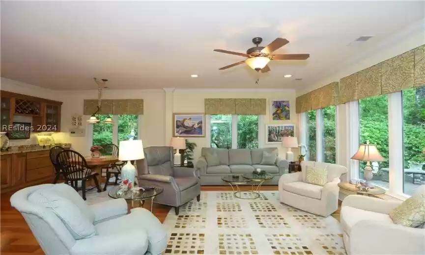 Great/leisure room featuring ceiling fan, crown molding, and 5
