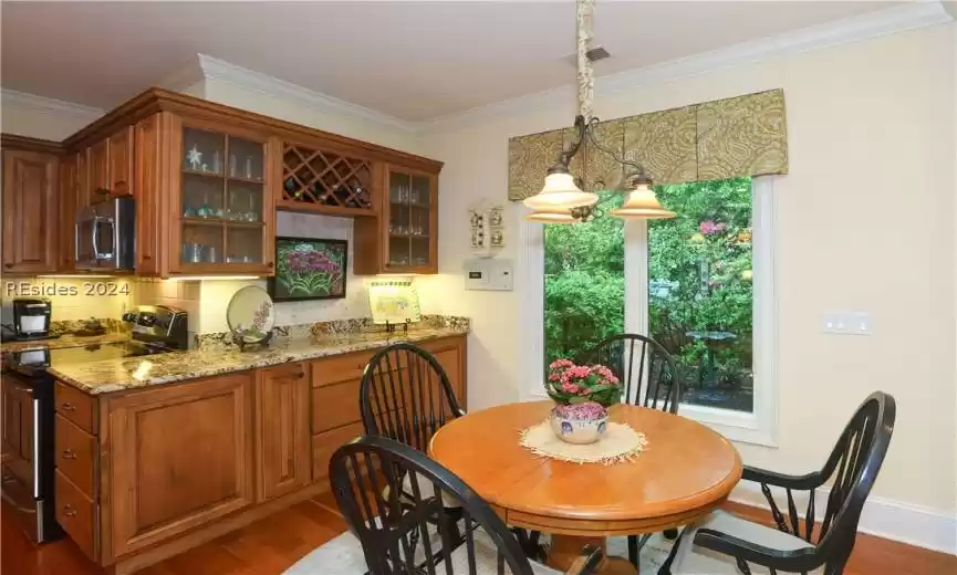 Casual dining area with crown molding, 5