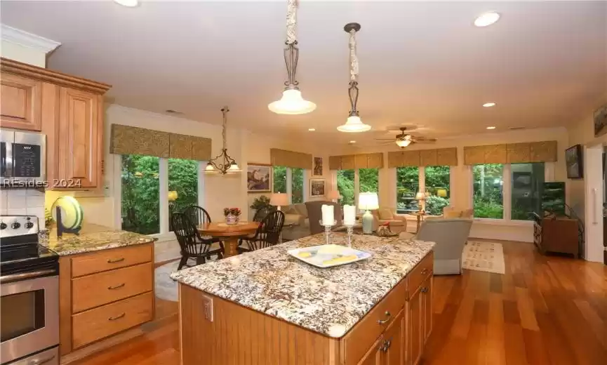 Kitchen with 5