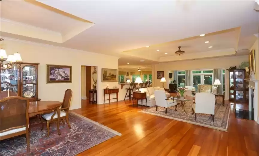 Dining room with crown molding, 5