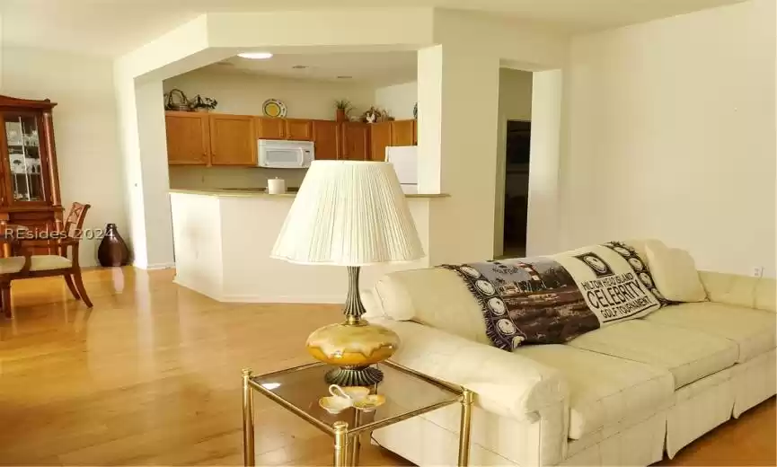 Such a beautiful entry/foyer!