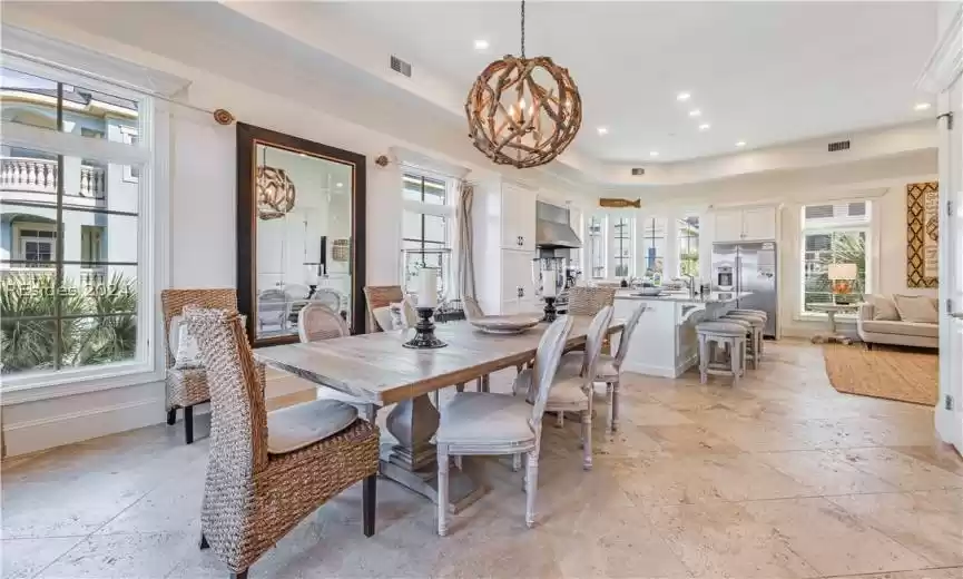 Lovely dining area with view into the kitchen. Many windows, very light!