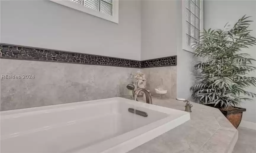 Master Soaking Tub