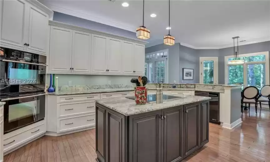 Knockout Remodeled Kitchen w/ Cove lighting