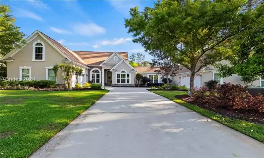 View of front of house featuring a front yard