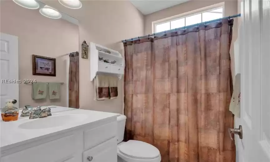Bathroom with tub/shower, toilet and vanity