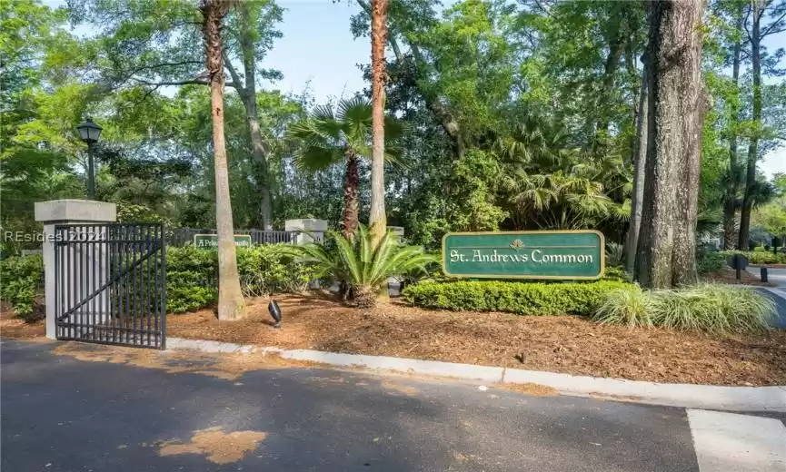 St Andrews Common is so convenient! Located just inside the entrance to Palmetto Dunes. Easy access in and all around the area.