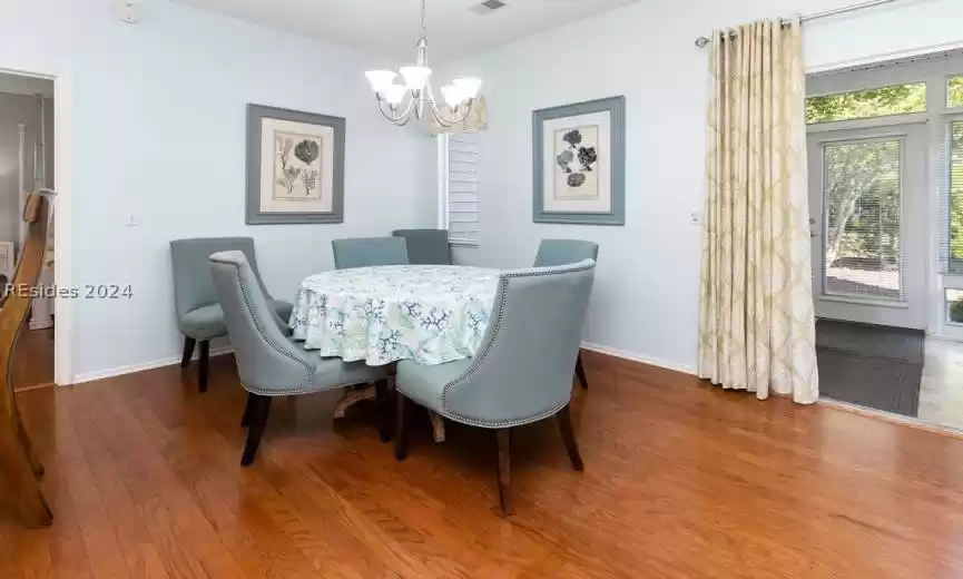 Plenty of space for a 4 to 6 person dining table.