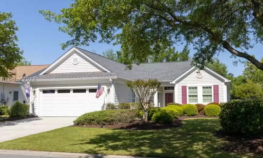 Beautifully landscaped home with new roof (2022)