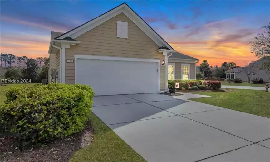 Welcome Home to 176 Northlake Boulevard in Sun City!