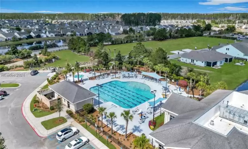 Lakehouse Amenities and Pool