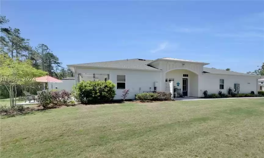 View of front facade with a front lawn