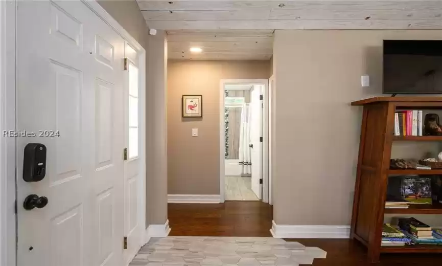 Livingroom to hallway that connects to 2 bedrooms